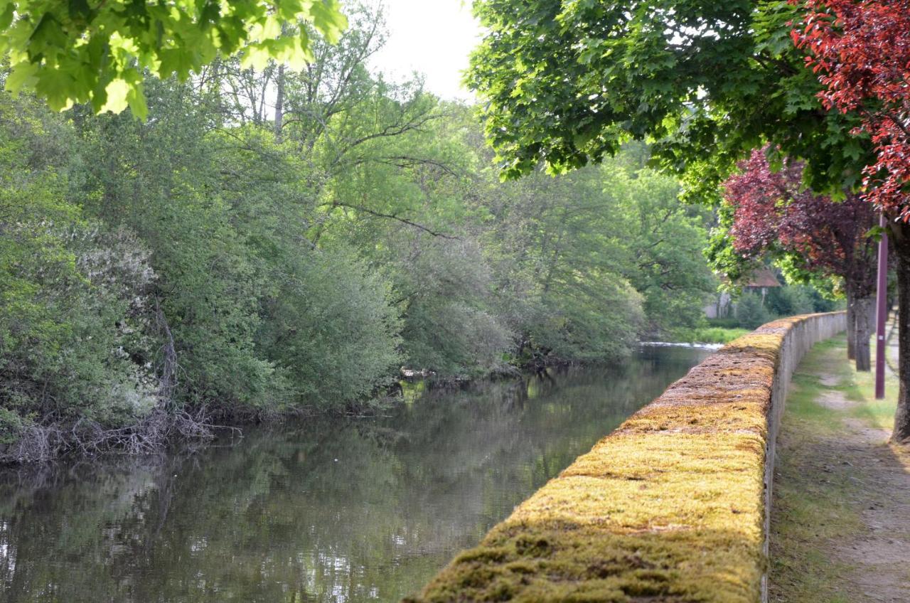 Gite Au Bord De L'Eau Jusqu'A 8 Personnes Chambon-sur-Voueize Exteriér fotografie
